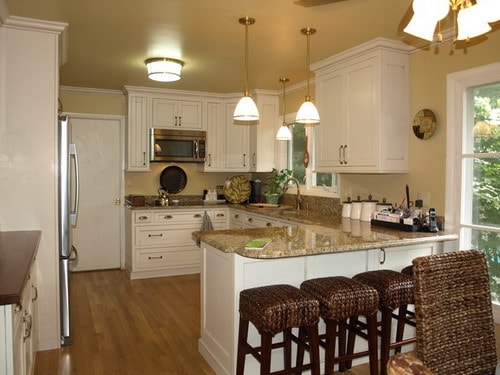 Small-G-shaped-style-kitchen-with-peninsula-traditional-kitchens-designs
