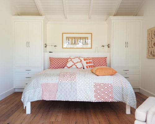 White-bedding-double-bed-size-small-farmhouse-bedroom-interior-designs