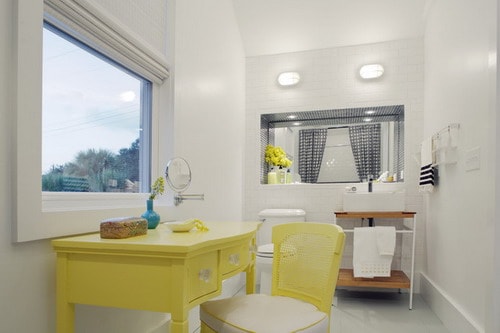 Woman-Beach-Cottage-Style-Bathroom-Decor-Ideas-by-Rethink-Design-Studio