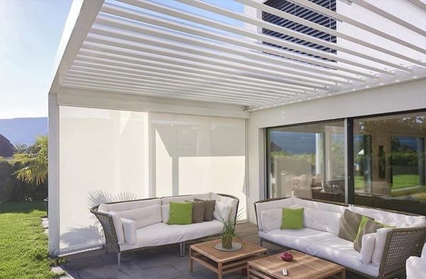 bioclimatic-pergola-white-terrace-shading-sunscreen-protection