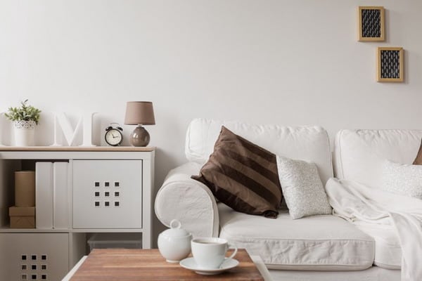 country-style-living-room-classic-white-sofa-wood-lightness