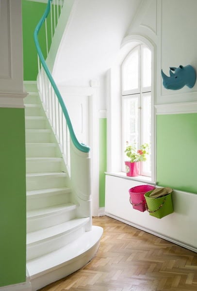high-staircase-wall-design-in-white-and-green-ideas