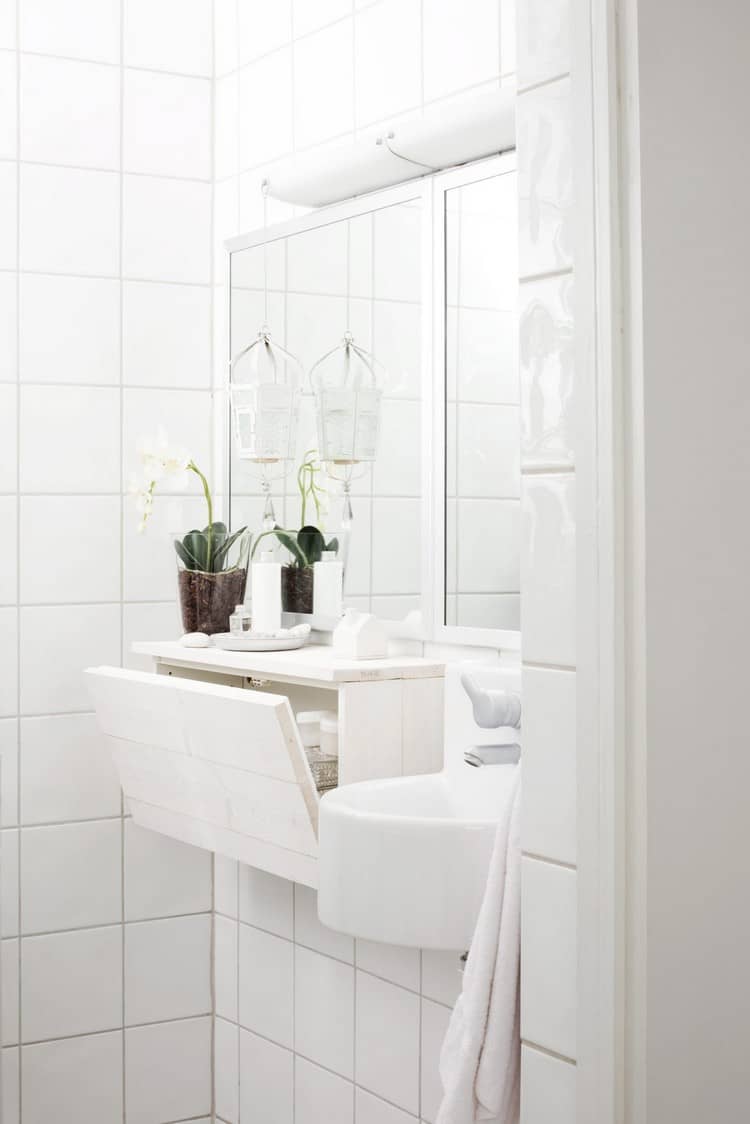 Small Scandinavian Bathroom Design 15