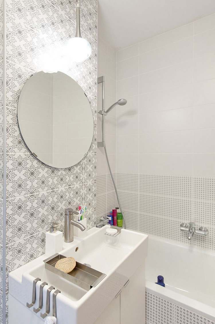 Small Scandinavian bathroom with bathtub shower